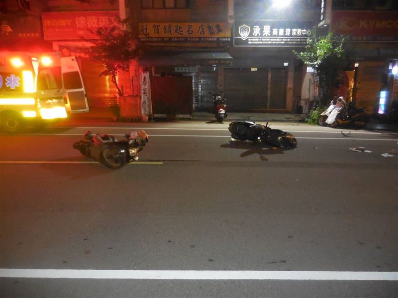 凌晨4點多發生2輛機車追撞車禍，雙方均是酒駕釀禍。(圖／翻攝畫面)