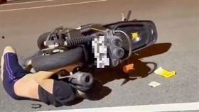 2機車相撞，男慘被壓排氣管下，警方到場糗了，2個都酒駕，太平(圖／翻攝自社會事新聞影音)
