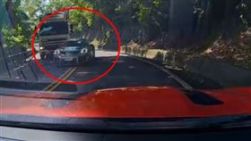 業務為了超車，竟逆向跨越雙黃線差點釀禍。（圖／翻攝自臉書車輛交通事故研究所）