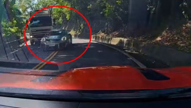 業務為了超車，竟逆向跨越雙黃線差點釀禍。（圖／翻攝畫面）