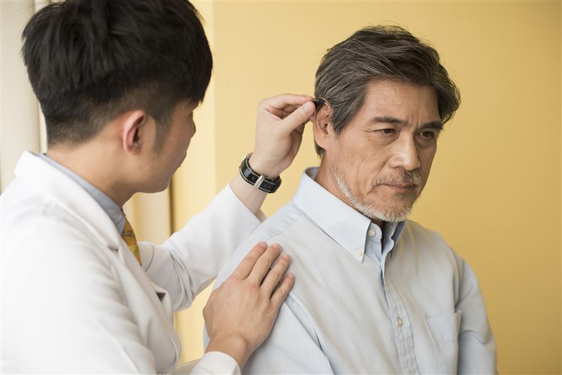 65歲以上每3人就有1人有聽力損失，建議尋求專業聽力評估。（圖／科林集團提供）