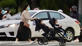 台灣人口連2年負成長內政部10日公布110年人口總數為2337萬5314人，較109年減少18.5萬人，人口連續2年負成長。全年新生兒15萬3820人，且每個月出生數都低於死亡數。中央社記者董俊志攝  111年1月10日