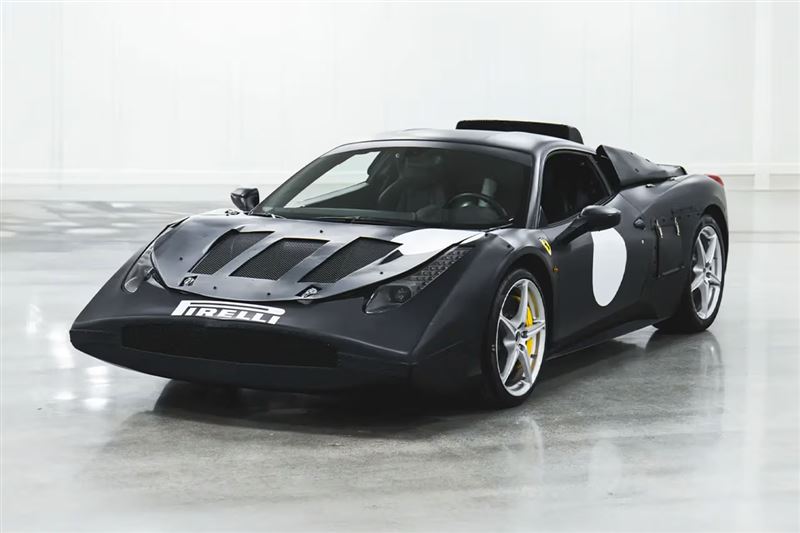 車身沒有亮面烤漆,反而滿是鉚釘和測試膠條。(翻攝RM Sotheby’s網站)