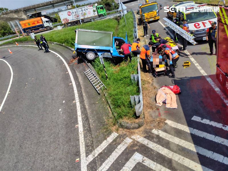 小貨車側翻分隔島上，男駕駛救出後已經OHCA，送醫不治。（圖／翻攝畫面）