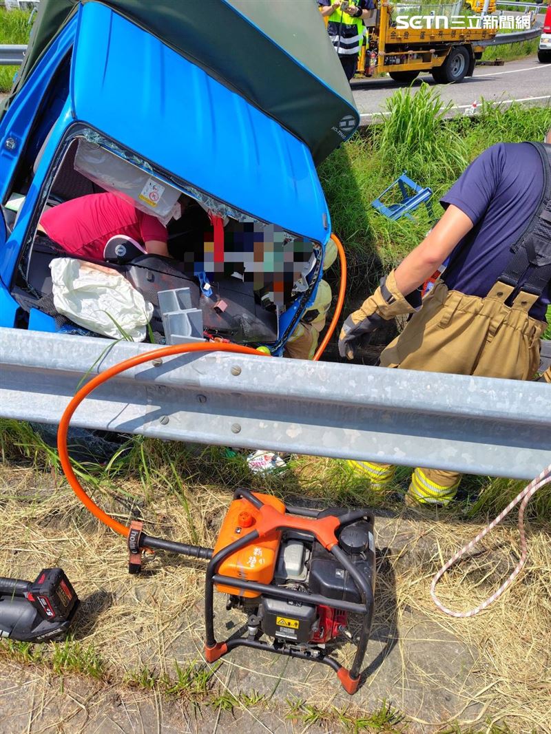 小貨車側翻分隔島上，男駕駛救出後已經OHCA，送醫不治。（圖／翻攝畫面）