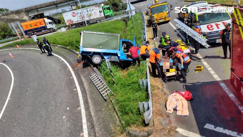 新／貨車撞進「交流道下分隔島」1死1斷骨