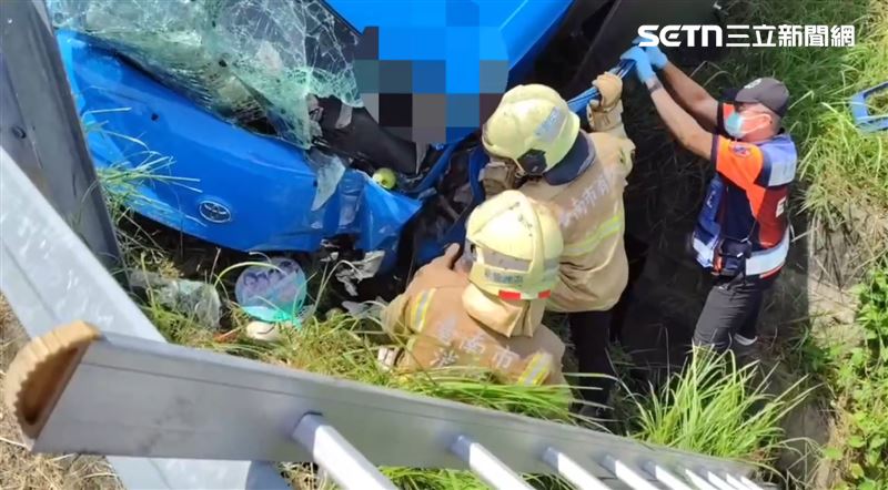 貨車行經國道三號交流道下平面道路，因不明原因撞進分隔島，2人一度受困。（圖／翻攝畫面）