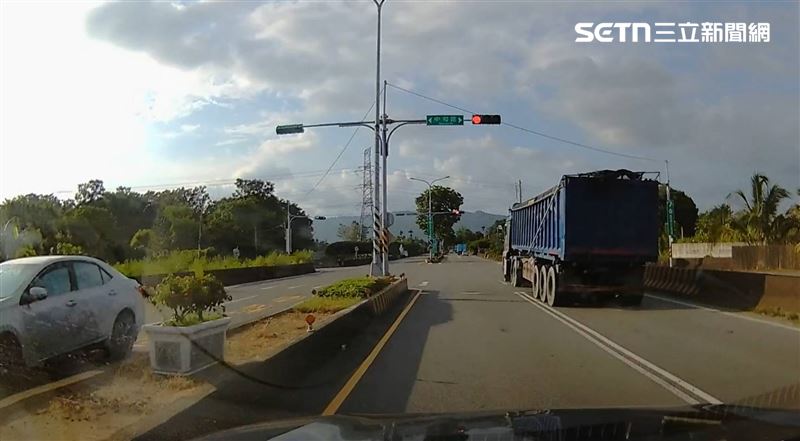大貨車違停拒檢逃逸，沿路多次闖紅燈、鬼切，警方開出10張罰單，最重可罰25萬。（圖／翻攝畫面）
