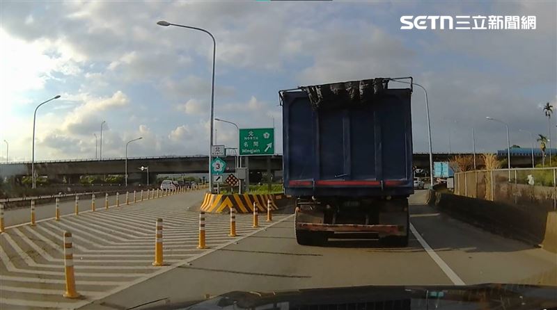 大貨車拒檢逃竄，一路開上國道狂飆15公里，沿路多次違規。（圖／翻攝畫面）