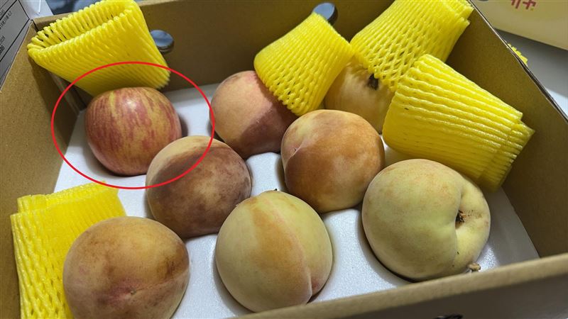 民眾疑買水蜜桃被調包，還出現一顆蘋果。（圖／翻攝畫面）