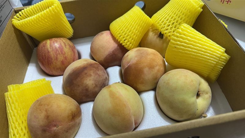 水蜜桃參雜一顆蘋果，民眾質疑被調包。（圖／翻攝畫面）