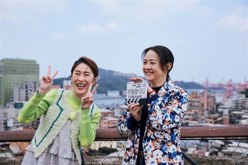 曾寶儀跟百白回老家。（圖／三立提供）
