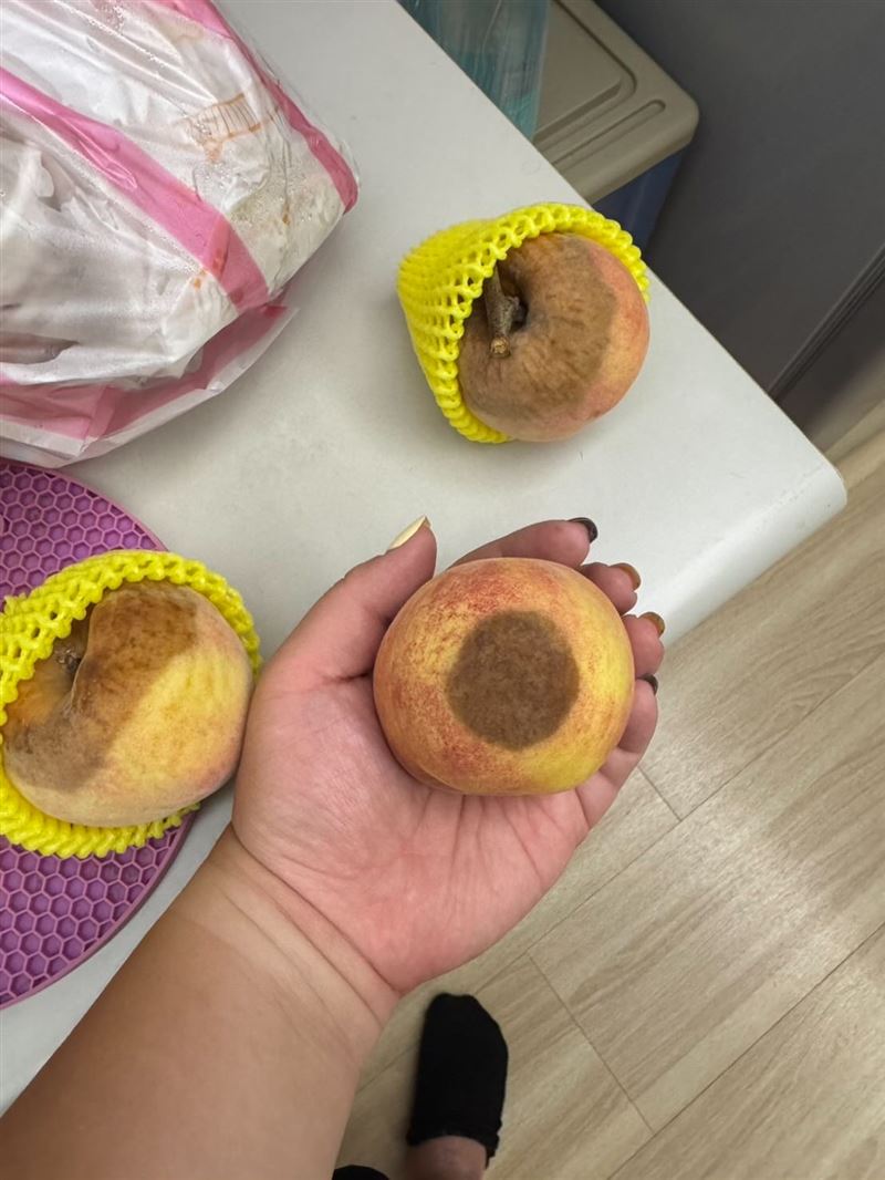 買到的蜜桃有腐爛的情況。（圖／翻攝畫面）