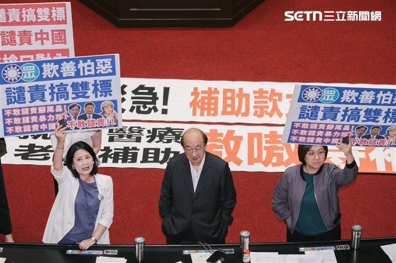 民進黨團在表決議程時抗議藍白不敢譴責中國。（圖／記者楊士誼攝影）