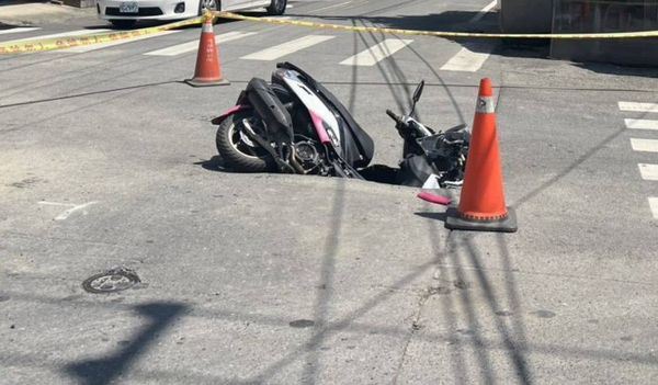 機車經過時瞬間被坑洞吞噬。（圖／翻攝畫面）