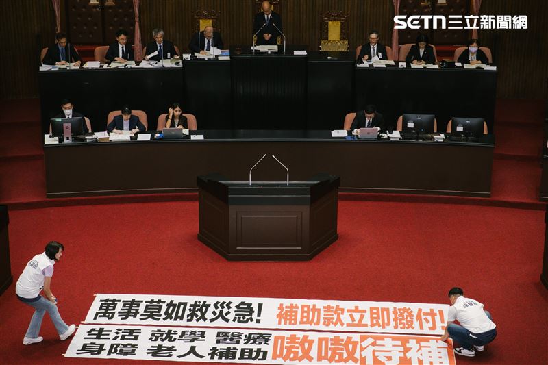 國民黨在議場內貼上布條，要求政府迅速撥付地方補助款。（圖／記者楊士誼攝影）