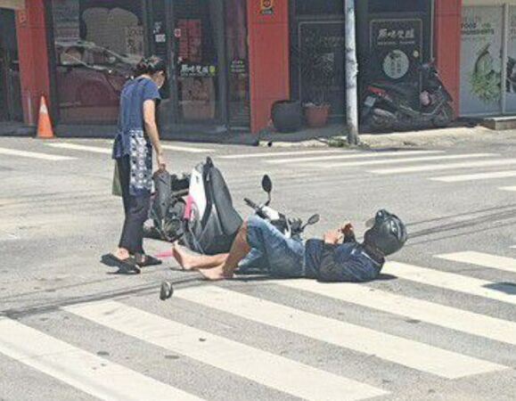 謝男騎機車經過路口時，路面突然坍塌害他慘摔。（圖／翻攝畫面）