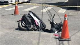 彰化驚見恐怖天坑！機車騎過「秒被吞噬」