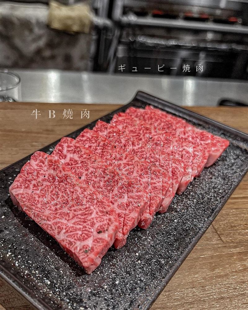 「牛B焼肉」全新升級菜單，但仍保留招牌的牛筋炒飯。（圖／牛B焼肉提供）