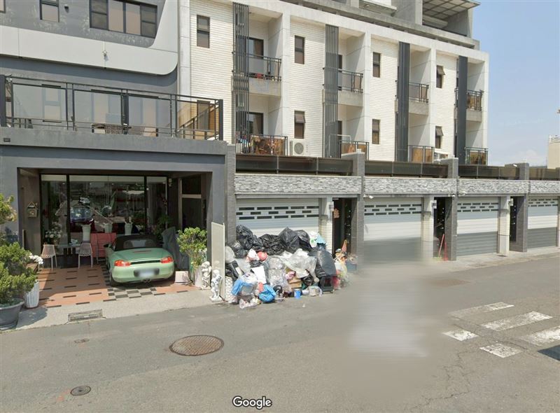 千萬豪宅門前是垃圾山,奇景已經登上Google街景。(圖/翻攝google map)