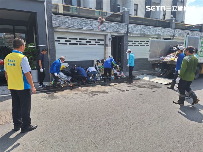 耗費一上午時間終於逐漸把垃圾山消滅。。(圖/東港鎮公所提供)