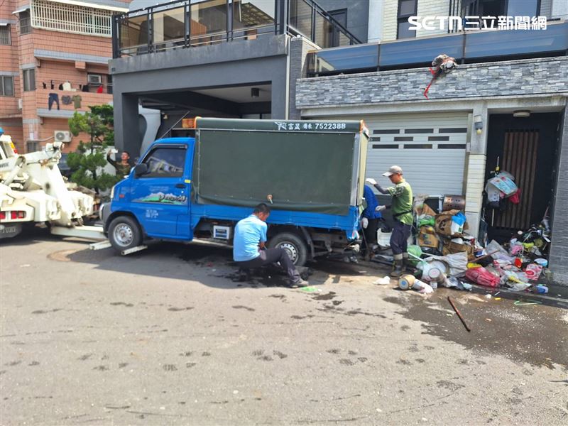 屏東東港鎮有一棟千萬豪宅,長期門口堆放垃圾,宛如高雄米奇屋。(圖/東港鎮公所提供)