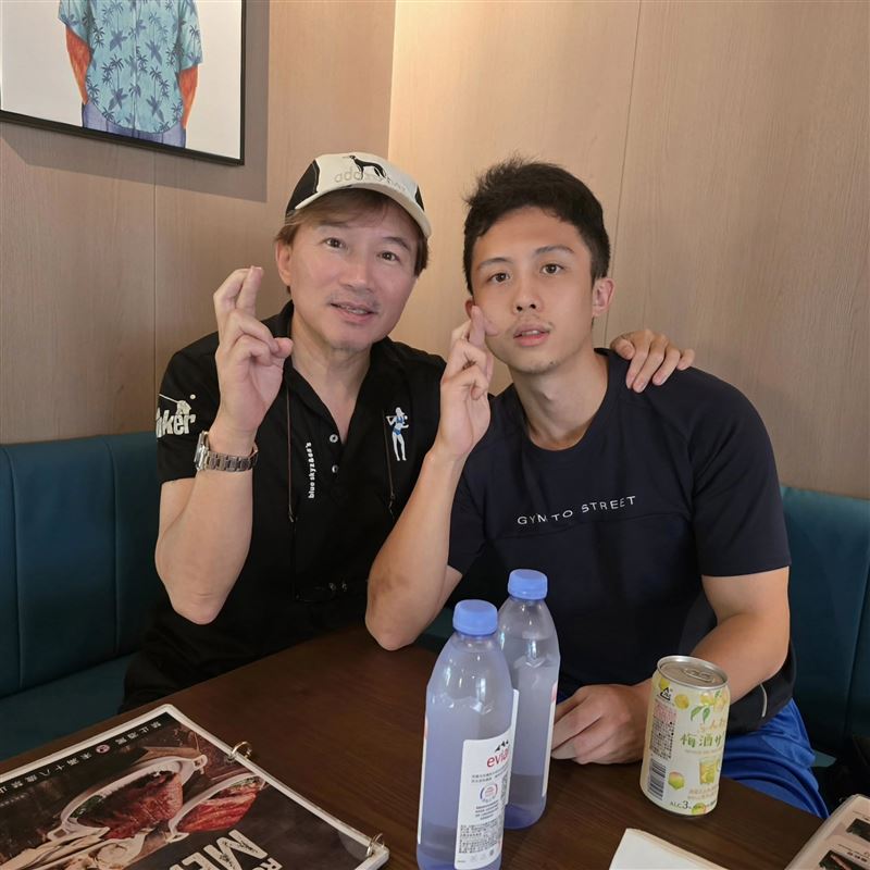 孫鵬與孫安佐父子合照。（圖／翻攝自臉書）
