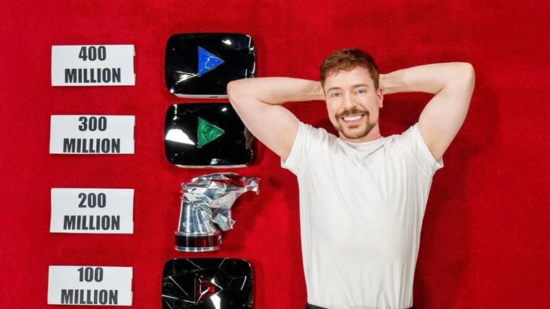 全球唯一　首位破4億訂閱YTR曬藍鑽石獎牌