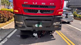 騎士意外被捲進車底，場面十分恐怖。（圖／翻攝畫面）