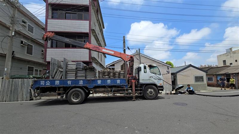雲林口湖一名工人進行吊掛鷹架時，因誤觸高壓電，下半身遭電擊三度燒傷。(圖／翻攝畫面)