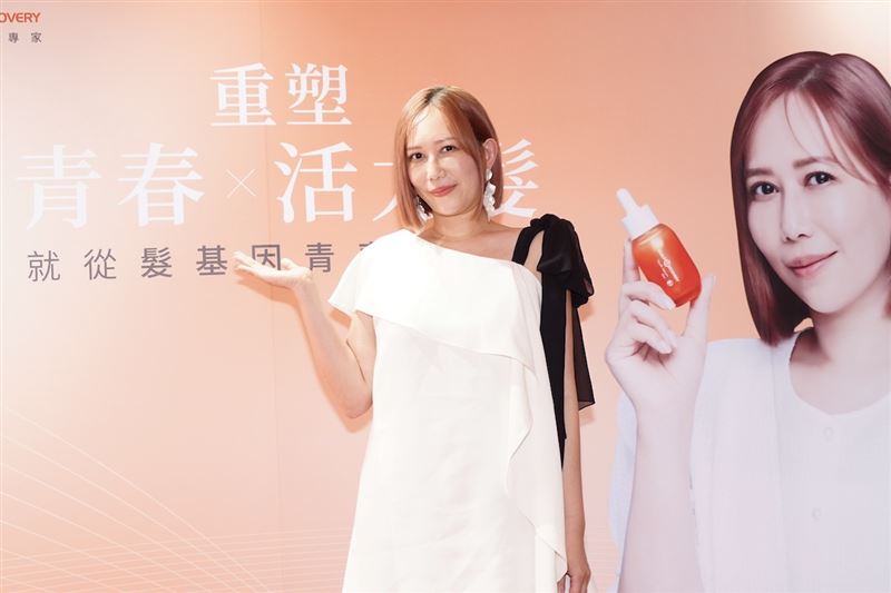 瑪菲司3年前推出單曲〈買爆它〉，當時找沈玉琳擔任歌曲發佈會主持人。（圖／記者趙于瑩攝影）