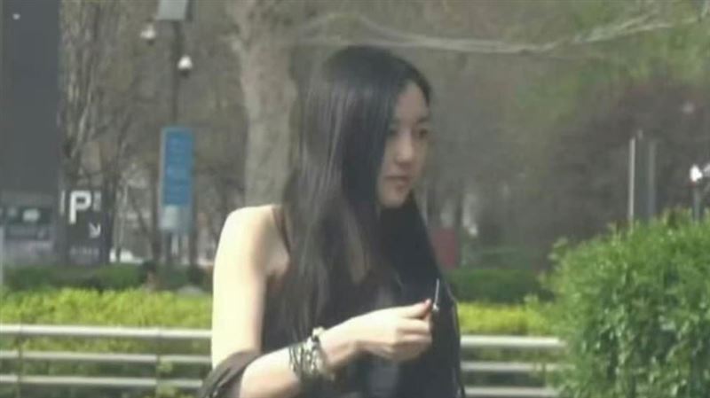 李嫣去年動完唇顎裂手術，5月份就被拍到正臉。（圖／翻攝自微博）