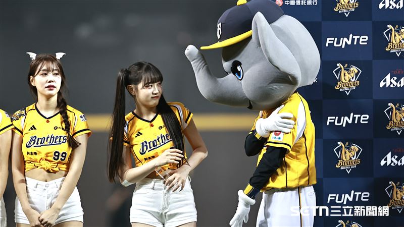 PS女孩韓籍成員邊荷律和中信兄弟吉祥物小翔互動。（圖／記者劉彥池攝影）