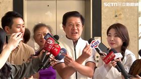 ▲羅明才受訪時用手指愛心搭配叉叉，喊「父親節快樂！啾咪啾咪」。（圖／翻攝畫面）