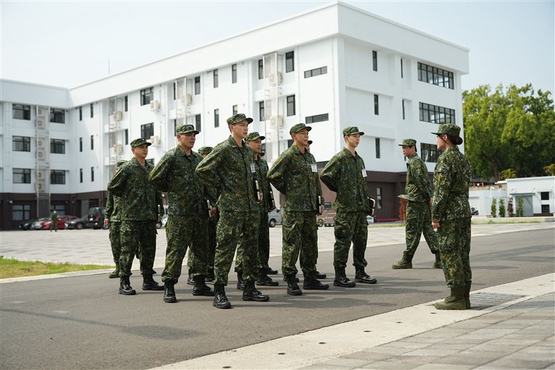 九位星兵穿上軍服準備入伍。(圖/台視提供)