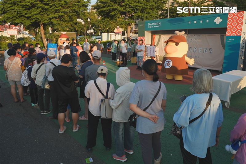 7月出道的「夜奇鴨」現身花園夜市，圓滾滾模樣萌翻不少人。（圖／翻攝畫面）