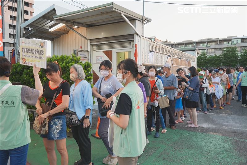 廼夜市民眾開心排兌領銅板券。（圖／翻攝畫面）