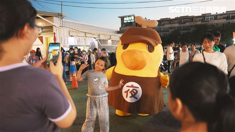 「夜奇鴨」夜市上工啦！她發銅板券秒擠爆