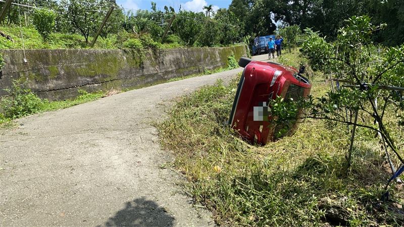 轎車轉彎不慎滑落邊坡。（圖／翻攝畫面）