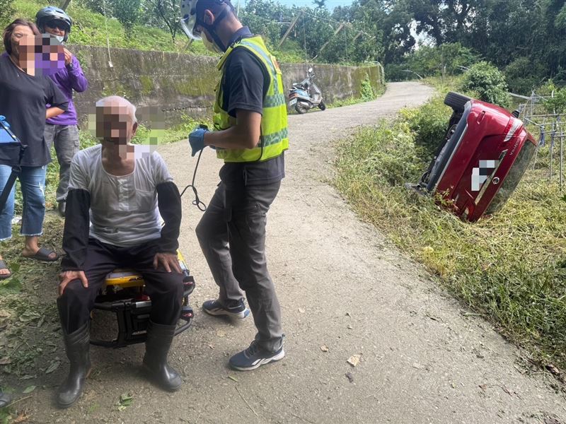 老翁開車不慎滑落邊坡，所幸自行脫困無大礙。（圖／翻攝畫面）