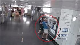 余姓街友經常到車站內鬧事、發酒瘋，讓站務員不堪其擾。（圖／翻攝畫面）