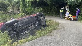 台中87歲阿北出事了！開車轉彎竟翻落邊坡
