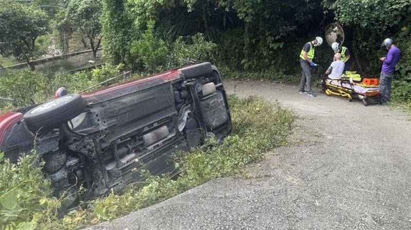 台中87歲阿北出事了！開車轉彎竟翻落邊坡