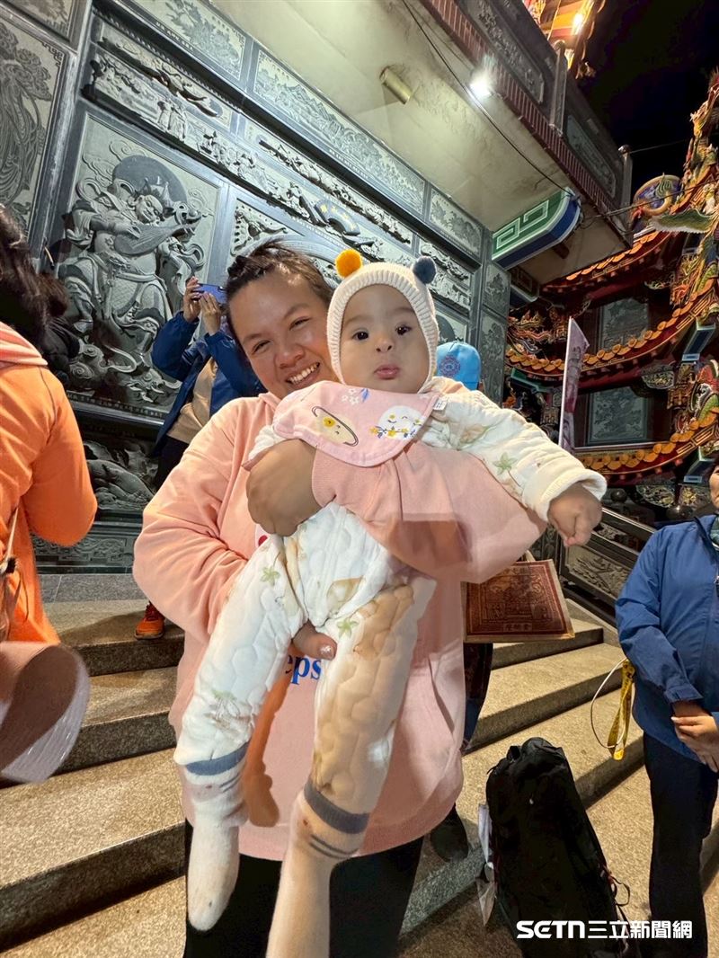 (上圖)媽媽坦言剛開始照顧小乖乖真的是手忙腳亂的,但後來在社工的協助加上多次參加基金會的活動後,有了前輩們的經驗,自己不僅上手許多,心理上也獲得很大的鼓勵;(下圖)爸爸笑著說,自己會當女兒最堅強的後盾,不論遇到什麼都要有自信!(圖/受訪者提供、記者張雅筑攝)