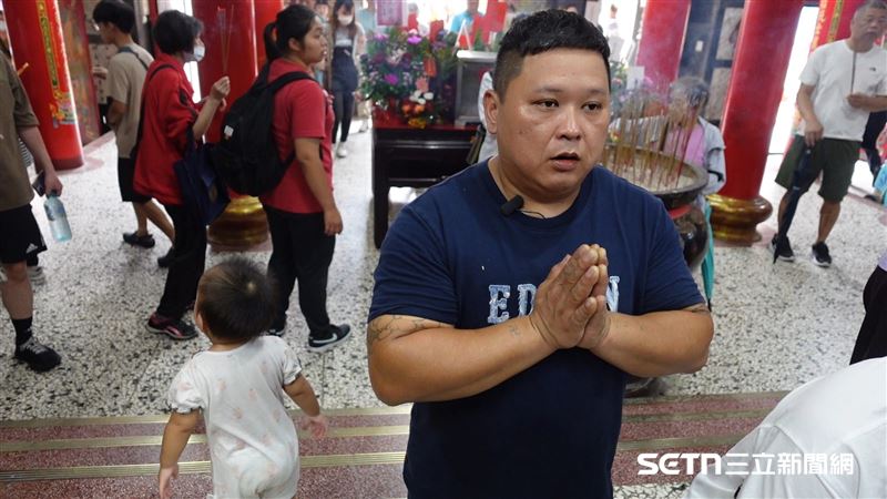 （上圖）爸爸阿蔡虔誠地跪在白沙屯媽祖前，感謝媽祖庇佑小乖乖，同時也祈求接下來的手術能順利；（下圖）小乖乖拿著香向媽祖參拜。（圖／記者張雅筑攝）