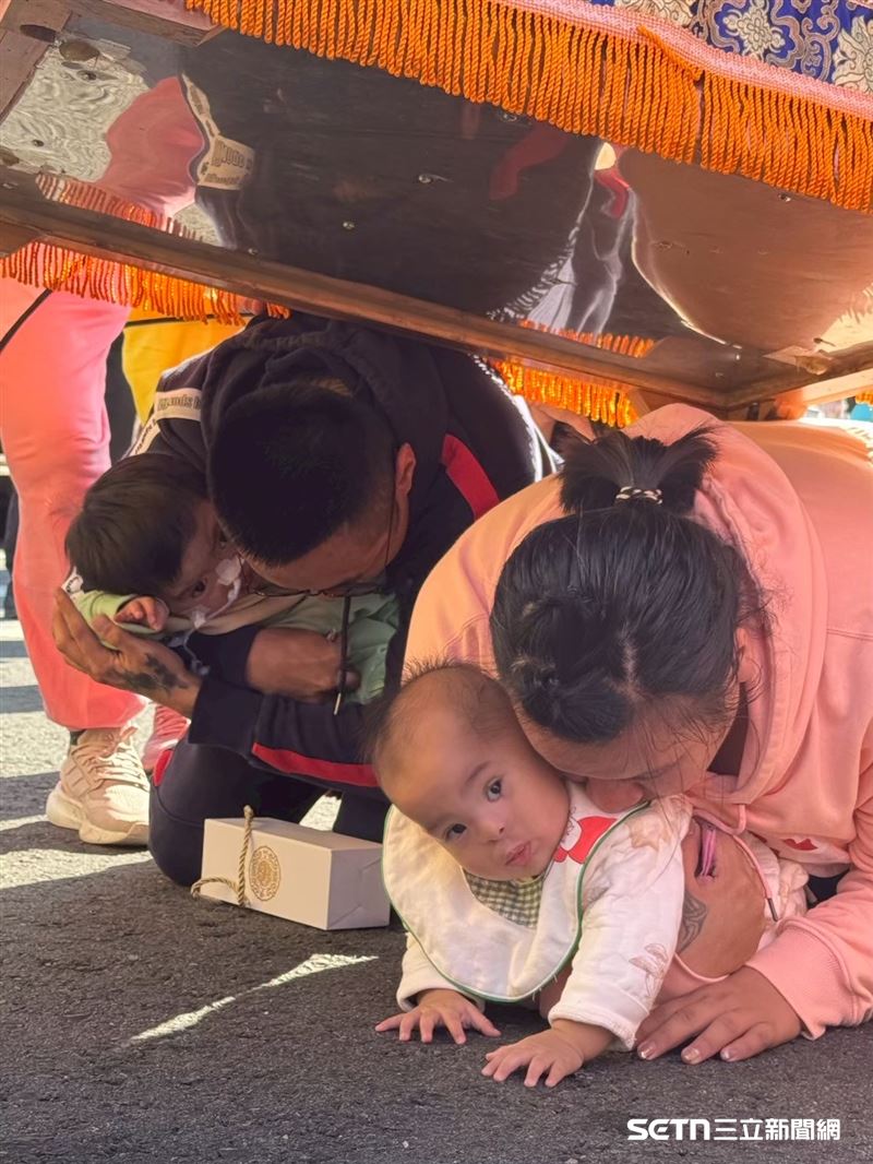爸爸說，好幾次各地的媽祖都慈悲賜福給他們一家，讓他們鑽轎腳，所以他相信，小乖乖在媽祖的庇佑加上醫療團隊的專業治療下，一定可以平安健康長大。（圖／受訪者提供）