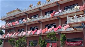 終於放晴！伸港福安宮出現「棉被海」，繽紛萬國旗，曬太陽(圖／翻攝畫面)