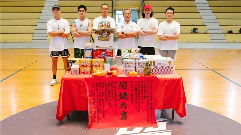 由籃壇知名教練、現任臺北台新戰神執行長黃萬隆(右三)領軍,禾浩辰(左起)、李齊、王陽明、章廣辰、張懷秋跨界組隊為夢想開打。(圖/犢影制作、有意思國際傳播提供)