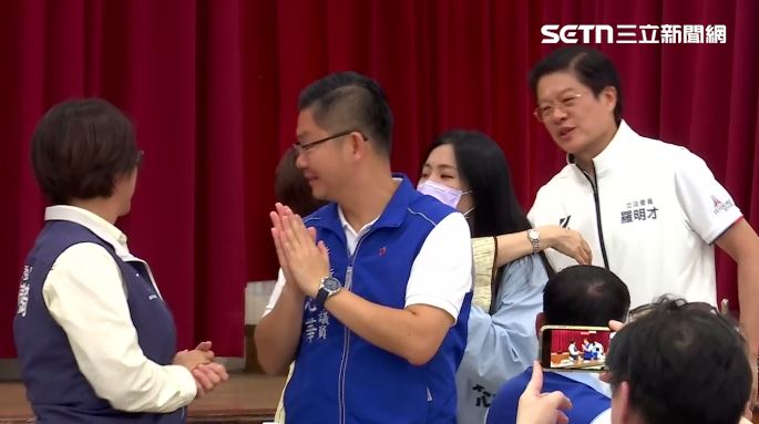 徐巧芯確診幫羅明才反罷免，洪秀柱送上擁抱。（圖／翻攝畫面）