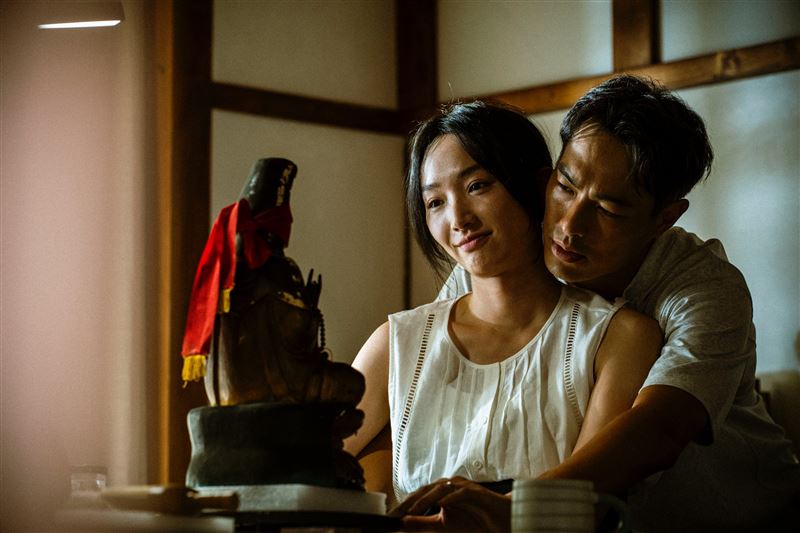 楊祐寧（右）與蔡思韵在《泥娃娃》飾演即將迎來新生命的夫妻，卻在家中出現一尊泥娃娃後接連發生無法解釋的怪事。（圖／天予電影提供）